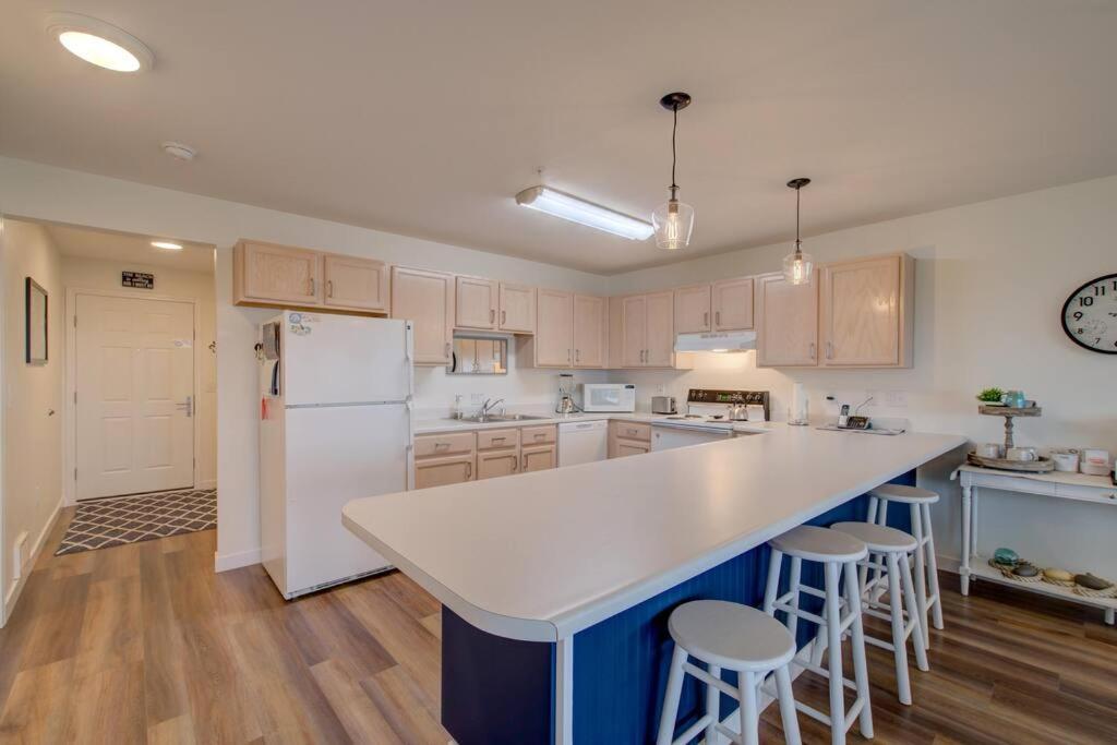 Beach Please-Updated Home With Ocean Views Long Beach Exterior photo
